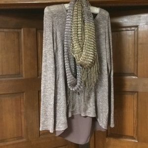 Studio Y pull over light weight two tone top